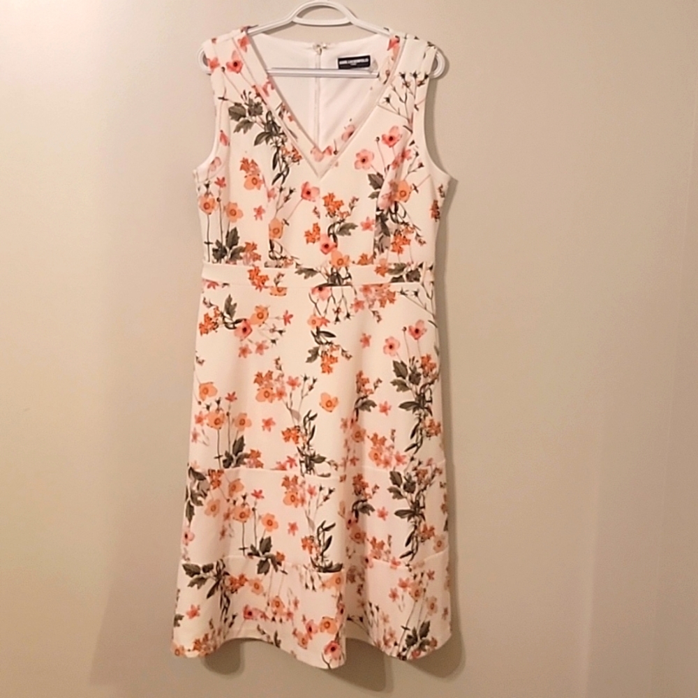 Georgous A-line Karl Lagerfeld dress beautiful material and colors.